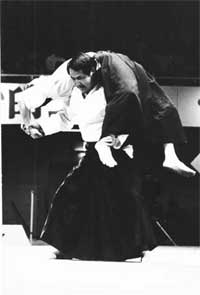 Katsuyuki Kondo demonstrating a spectacular Daito-ryu throw