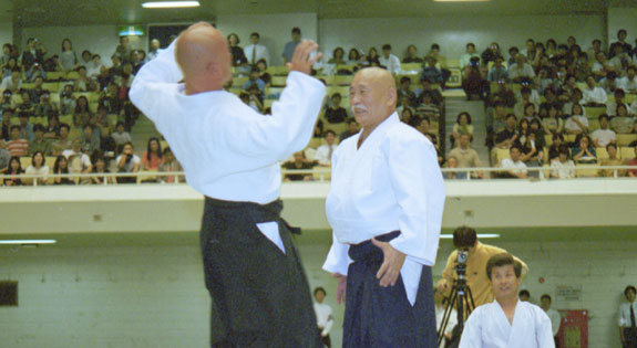 Nobuyuki Watanabe, 8th dan, applies kuzushi at a distance