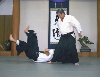 Kenji Shimizu demonstrating in his Tendokan Dojo in Tokyo, c.1995